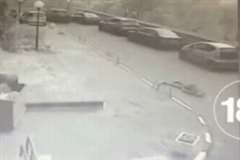 地面に叩きつけられてバウンド・・・13歳の少女の飛び降り自殺の映像