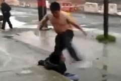 先に手を出されてキレた男・・・座り込んだ相手に顔面キック連発！