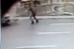 車で逃走する強盗の前に立ちはだかる警官・・・撥ね飛ばされながらも発砲&rarr;犯人逮捕