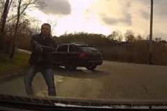 自分の妻とトラブルを起こした相手の車を探し出し発砲！