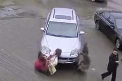 車が歩道に飛び込み女性3人を轢く