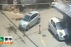 狭い路地で遊んでいた子供が左折してきた車に轢かれる