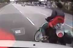 後方確認もせず車線変更したバイクに車が追突する