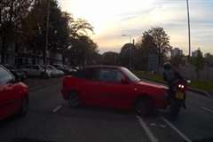 渋滞している道路で思わぬ所からバイクが出現し衝突する