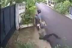 スクーターに乗った男にバッグをひったくられた女性がそのまま引きずられていく