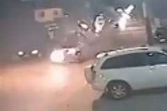 車の無謀運転者が引き起こしたバイクと車の正面衝突事故