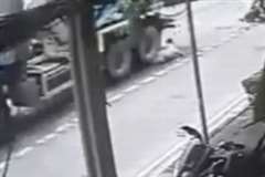 トラックのタイヤに足を挟まれ道路を引きずられる男性