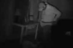 住宅に設置してある監視カメラが捉えた変態な空き巣の姿