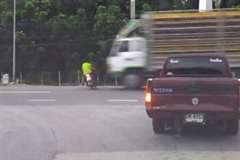 2人乗りのバイクがトラックに撥ね飛ばされる