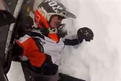 スノーモービルの下敷きになりクローラで背中を負傷