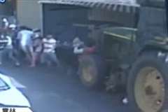 屋台風の飲食店に大型のトラクターが突っ込み1人が死亡