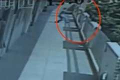 10歳の少年が学校のベランダから飛び降り自殺する瞬間