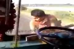 運転中に外を散歩する危険すぎるトラックドライバー