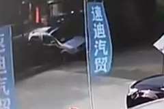 大型トラックに押し潰される車