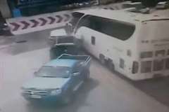 暴走バスに押し潰された車