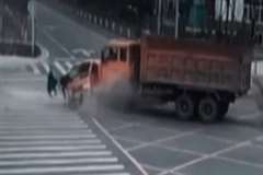 衝突事故でフロントガラスから人が飛び出す