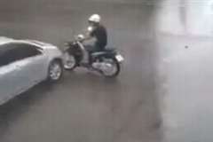 交差点内で車とバイクが衝突！バイカーが路上に投げ出され激しく痙攣する