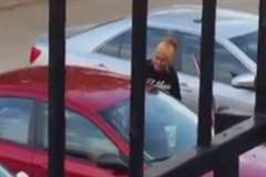 車の外に立ち運転手に暴力を振るっていた女性が思わぬ反撃にあう