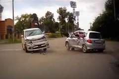 交差点で車同士が衝突し子供が窓から放り出される