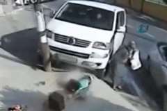 車同士の衝突事故で道路端を歩いていた子供が犠牲になる