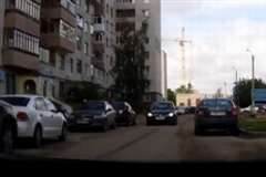 駐車中の車の間から飛び出してきた子供を撥ねる