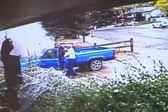 発火寸前の車から男性を救助した老人