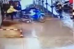 勝手に走り回る暴走バイクに振り回される人