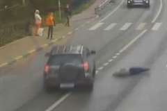 歩行者の女性が車に撥ねられる