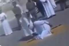 なんという切れ味・・・片手で剣を振り上げ一太刀で斬首