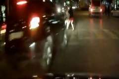 横断歩道上で歩行者3人を撥ね飛ばし逃走する車