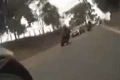 緩いカーブで車とバイクがすれ違いざまに接触しライダーがバイクから転落する