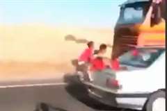 ２人乗りのバイクが対向車線上で大型トラックと正面衝突！