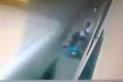 突然バックしてきたバスに押し潰される男性