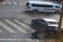 交差点で救急車と乗用車が出会いがしらに衝突し歩行者2人が巻き添えに・・・