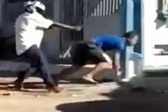 1人の男性に向かって至近距離から10発以上の銃弾を浴びせ逃走する男