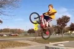 BMXジャンプで着地失敗！・・・サドルで腰を強打した少年