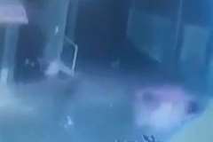 自転車が暴走車に正面から撥ね飛ばされる