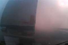 煙が立ち込める視界不良の道路で起こった追突事故