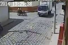 見通しが利かない狭い交差点でトラックとバイクが出会いがしらに衝突