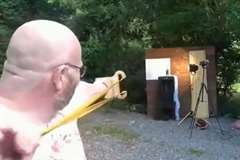 自作のスリングショット（パチンコ式ゴム銃）で思わぬアクシデントに見舞われた男性