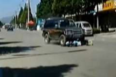 人を撥ねても止まらない車・・・前に倒れた人をそのままに押し進む