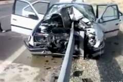 ガードレールに串刺しになった車