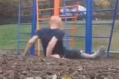 バック宙の着地に失敗し手の骨が折れる少年