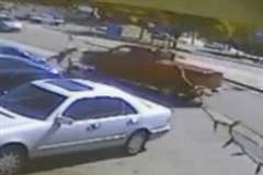 元彼の運転する車に撥ね飛ばされる女性