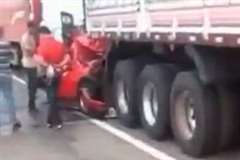 玉突き事故で大型トラックの間に挟まれ潰されてしまった車