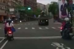 信号待ちをしていたら前方からトラックがバックで迫ってくる