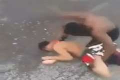 執拗に殴られ体が痙攣しだす少年