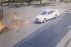 バイクから漏れたガソリンが発火しライダーに燃え移る