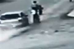 道路を歩く母親と2人の子供を暴走車が撥ね飛ばす