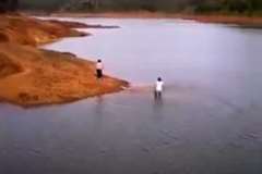 ダムの水辺で遊ぶ二人の少女が深みにハマり溺死